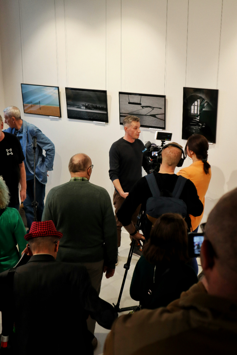 marketing-online-YiHEf16hlDE-unsplash Interview in progress between two people representing end-to-end IDI research